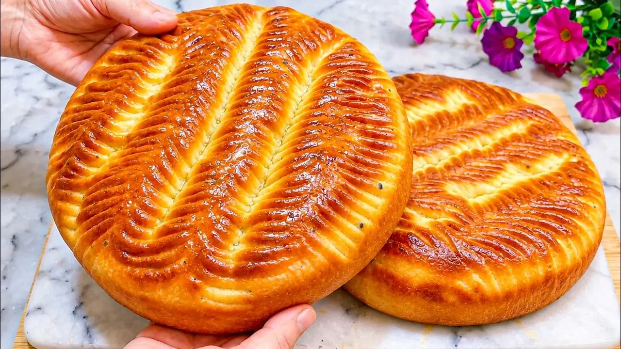طرز تهیه نان کماج سنتی؛ تصویر نان کماج سنتی با بافت نرم و اسفنجی در ظر