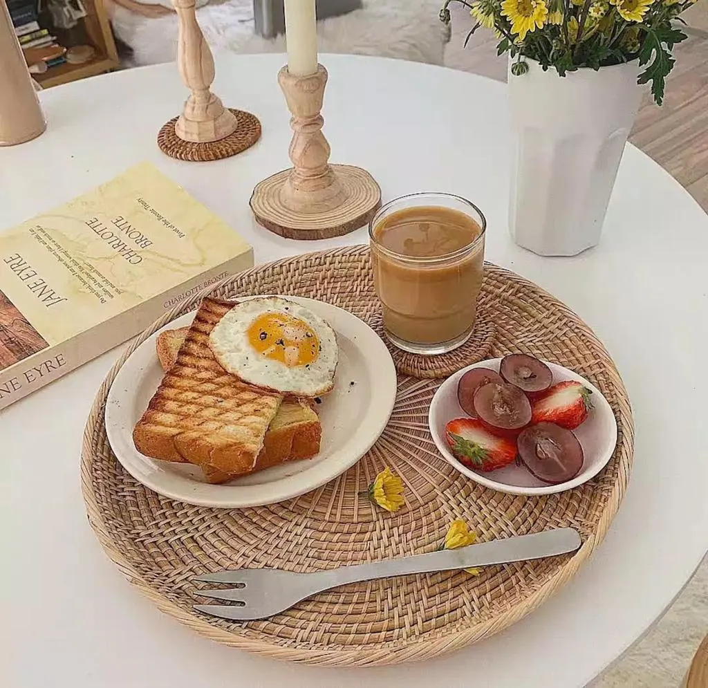 املت گوجه با پنیر خردشده و نان برشته