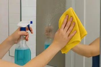شیشه‌ها مثل روز اول برق می‌زنند؛ ۸ ترفند ساده برای تمیزکردن شیشه بدون رد و لک