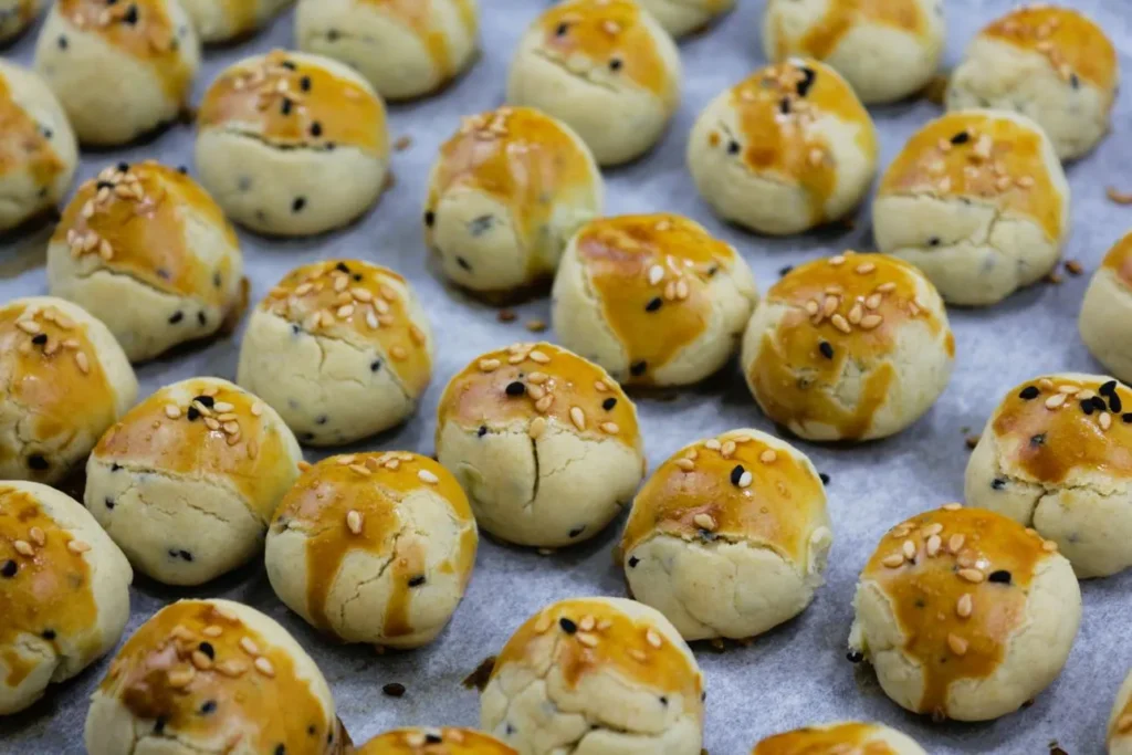 تصویر مرتبط با طرز تهیه پیراشکی های کوچک؛ لقمههای طلایی و خوشمزه برای مهمانی