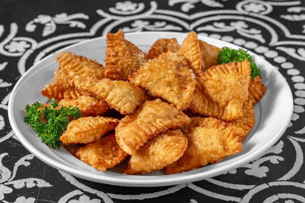 تصویر مرتبط با طرز تهیه پیراشکی های کوچک؛ لقمههای طلایی و خوشمزه برای مهمانی
