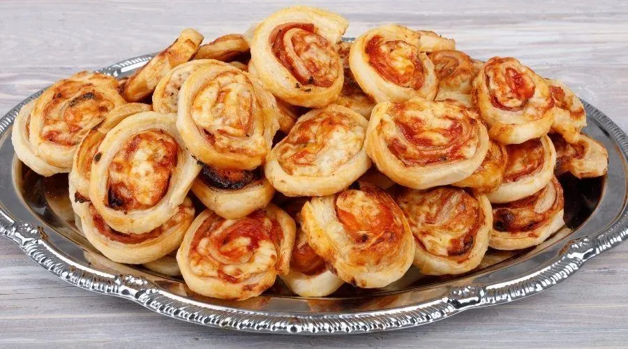 تصویر مرتبط با طرز تهیه پیراشکی های کوچک؛ لقمههای طلایی و خوشمزه برای مهمانی
