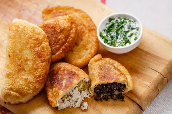 تصویر مرتبط با طرز تهیه پیراشکی های کوچک؛ لقمههای طلایی و خوشمزه برای مهمانی