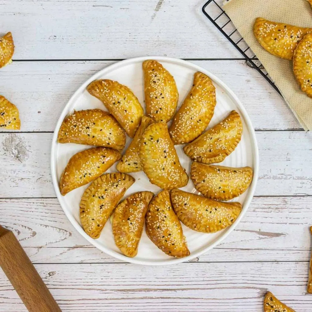 تصویر مرتبط با طرز تهیه پیراشکی های کوچک؛ لقمههای طلایی و خوشمزه برای مهمانی
