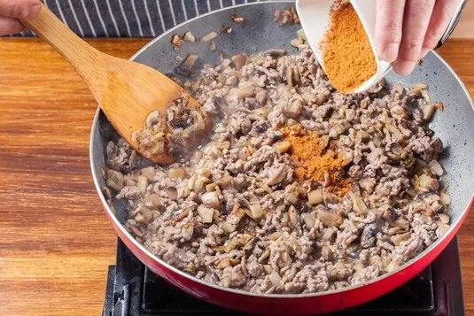 تصویر مرتبط با طرز تهیه پیراشکی های کوچک؛ لقمههای طلایی و خوشمزه برای مهمانی