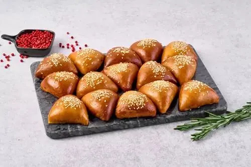تصویر مرتبط با طرز تهیه پیراشکی های کوچک؛ لقمههای طلایی و خوشمزه برای مهمانی
