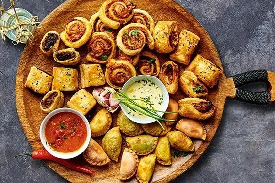 تصویر مرتبط با طرز تهیه پیراشکی های کوچک؛ لقمههای طلایی و خوشمزه برای مهمانی