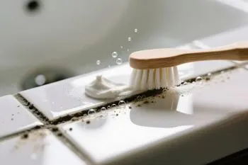 روش ساده سفید کردن درز؛ تمیز کردن درز کاشی‌ها با جوش شیرین و آب