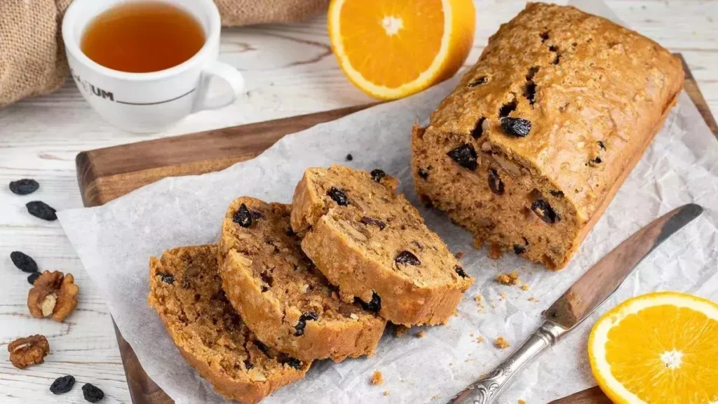 تصویر مرتبط با طرز تهیه کیک کشمش و گردو نرم و پفدار به سبک بازاری