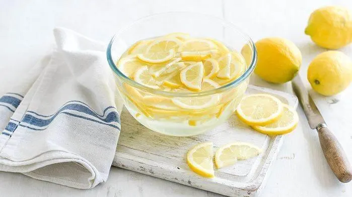 تصویر مرتبط با روش ساده تمیز کردن مایکروویو با لیمو برای از بین بردن چربی و بو