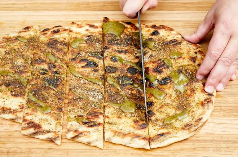 تصویر مرتبط با طرز تهیه نان سیر با نان بربری مانده؛ پیشغذای خوشعطر و ترد با مواد ساده