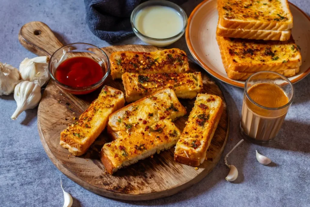 تصویر مرتبط با طرز تهیه نان سیر با نان بربری مانده؛ پیشغذای خوشعطر و ترد با مواد ساده