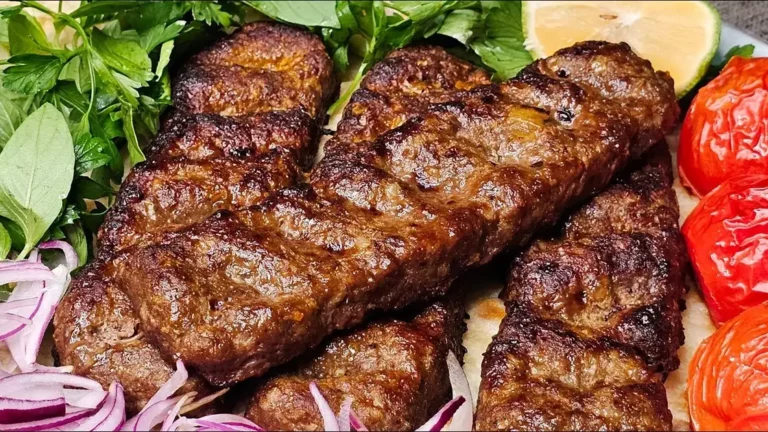 کباب کوبیده چرب و آبدار آماده شده در سینی فر