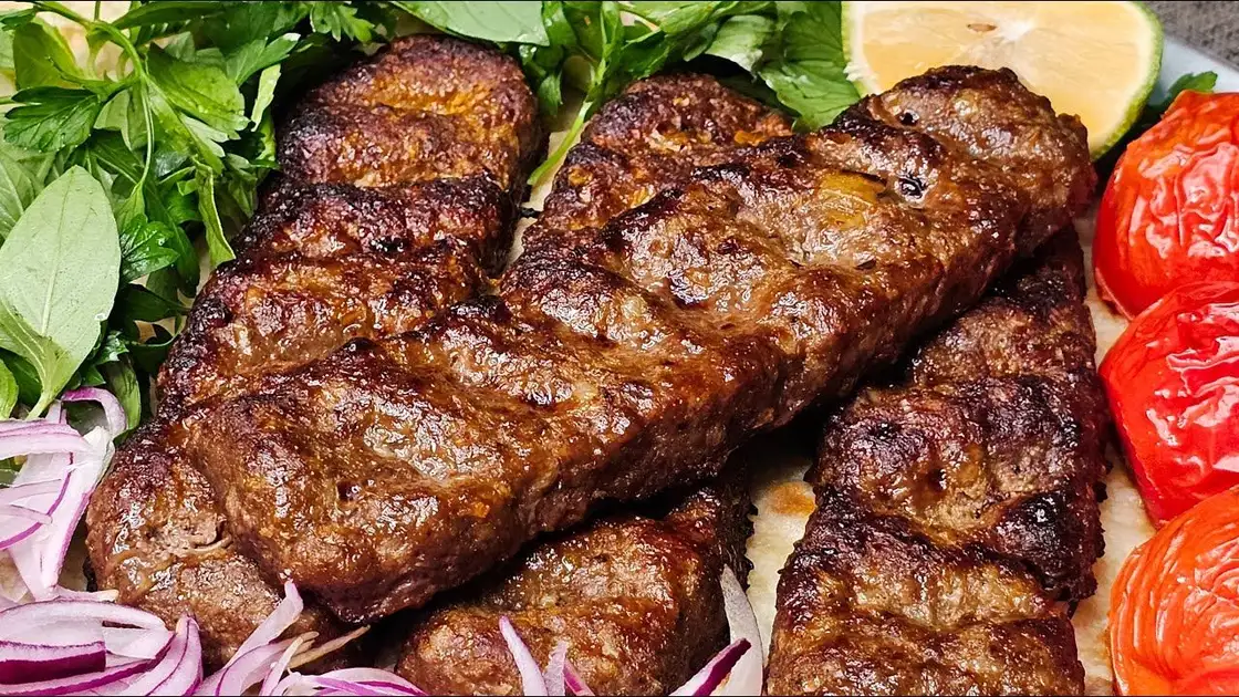 کباب کوبیده چرب و آبدار آماده شده در سینی فر