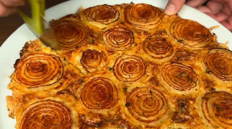 تصویر مرتبط با طرز تهیه پیتزا پیاز ترد و برشته با دیپ چغندر یاقوتی