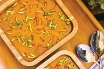 طرز تهیه کاچی؛ تصویر کاچی سنتی ایرانی با رنگ طلایی و عطر زعفران