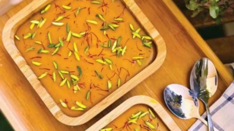 طرز تهیه کاچی؛ تصویر کاچی با رنگ طلایی و تزئین دارچین و مغزها