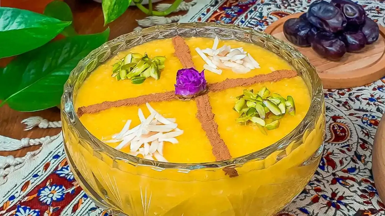 شله زرد مجلسی با رنگ طلایی و عطر زعفران در ظرف پذیرایی