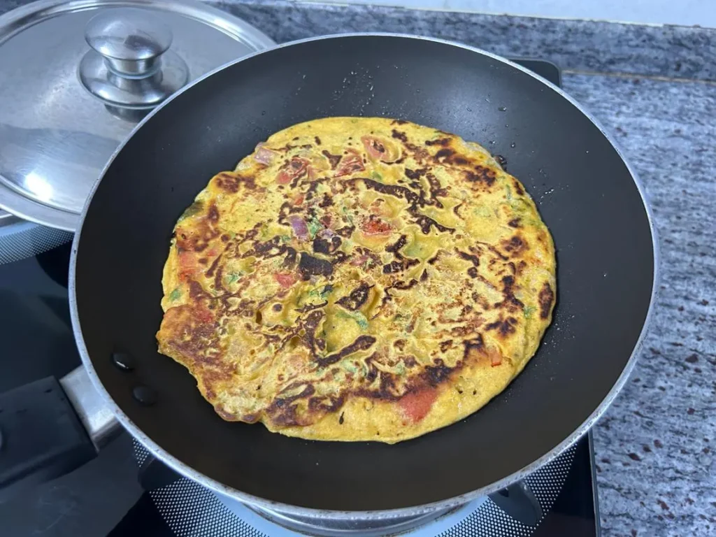تصویر مرتبط با طرز تهیه املت بدون تخم مرغ با آرد نخودچی؛ صبحانه‌ای گیاهی و خوش‌طعم