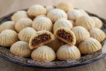 طرز تهیه کلوچه عربی؛ مواد اولیه کلوچه عربی سنتی شامل آرد، شیر، روغن،