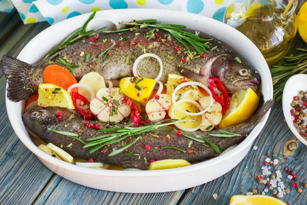 سرخ کردن ماهی قزل آلا تا رسیدن به رنگ طلایی و برشته شدن پوست