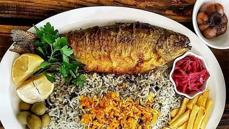 نمای نزدیک برنج دانه دانه و ماهی قزل آلای برشته و خوش‌رنگ