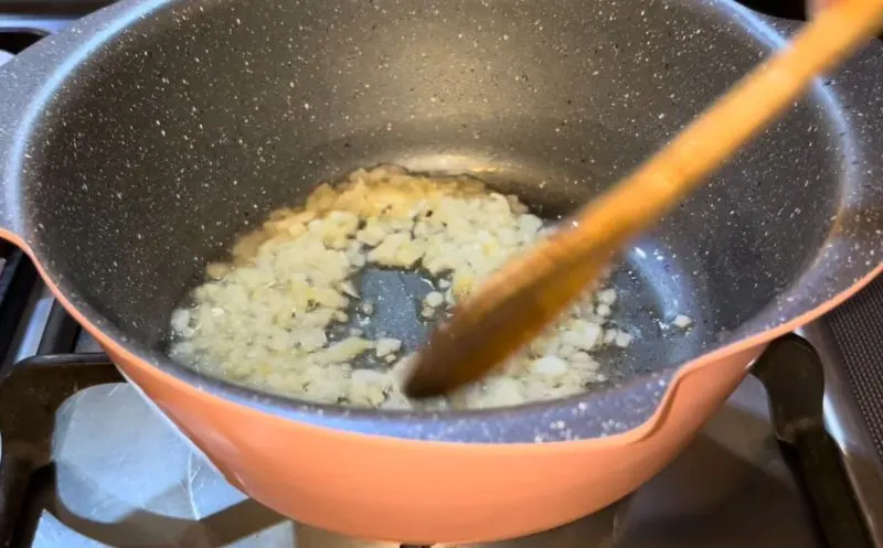 مواد اولیه شامل پیاز، گردو، لپه، کشک و کشمش