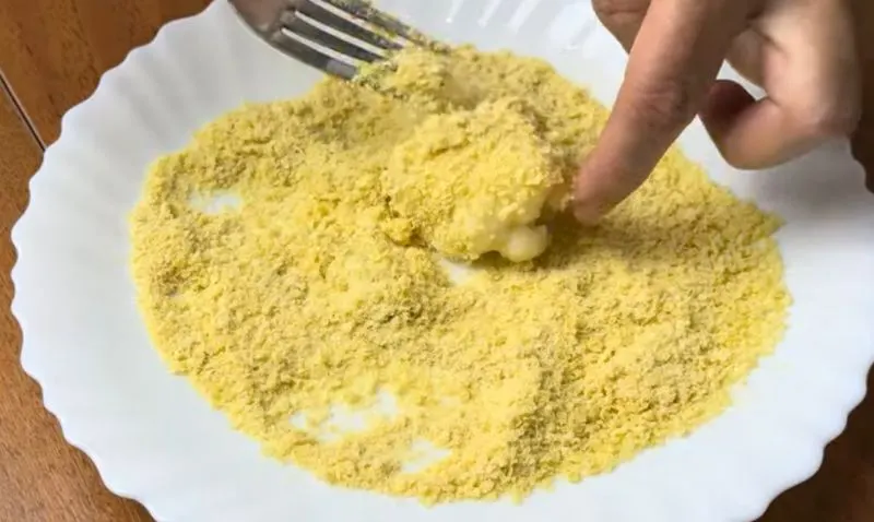پودر سوخاری مخلوط با زردچوبه برای پوشش گل کلم