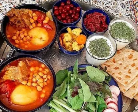 سینی سرو آبگوشت سنتی همراه با نان سنگک و سبزی خوردن