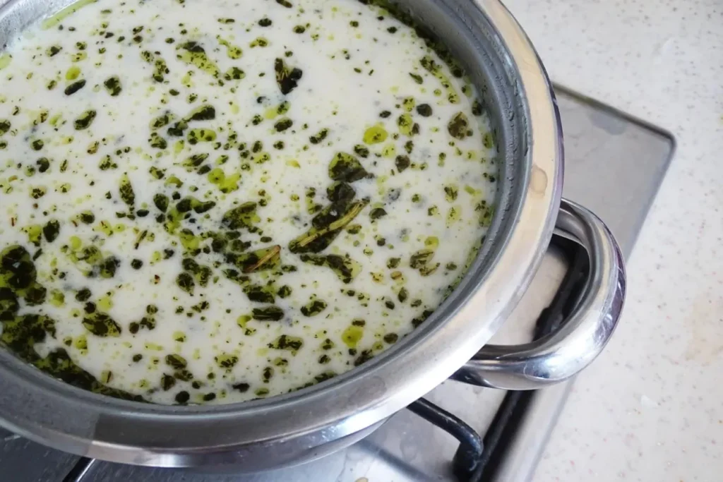 تصویر مرتبط با طرز تهیه آش آبکشی قوچان؛ آش محلی بدون حبوبات با طعم ترش و دلپذیر