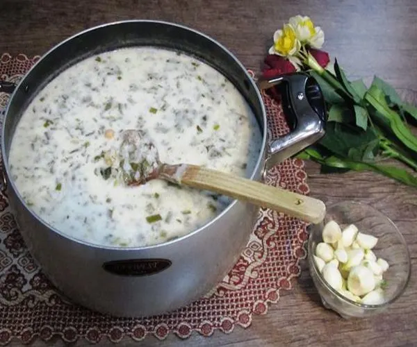 تصویر مرتبط با طرز تهیه آش آبکشی قوچان؛ آش محلی بدون حبوبات با طعم ترش و دلپذیر