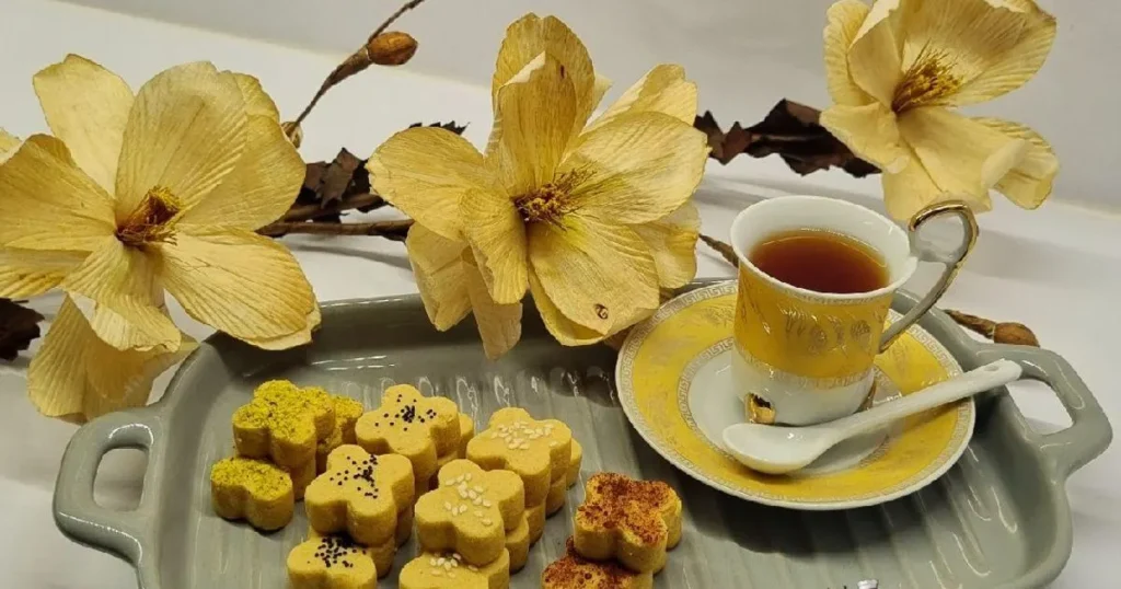 تصویر مرتبط با ترفندهای طلایی برای تهیه شیرینی نخودچی نرم و خوش‌عطر در خانه