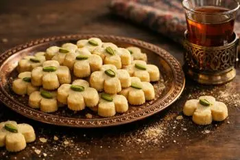 شیرینی نخودچی نرم و لطیف با تزئین پسته