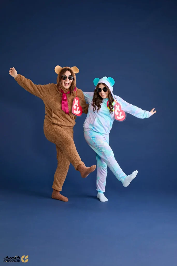 دو نفر با لباسهای بزرگ شبیه کفش Crocs