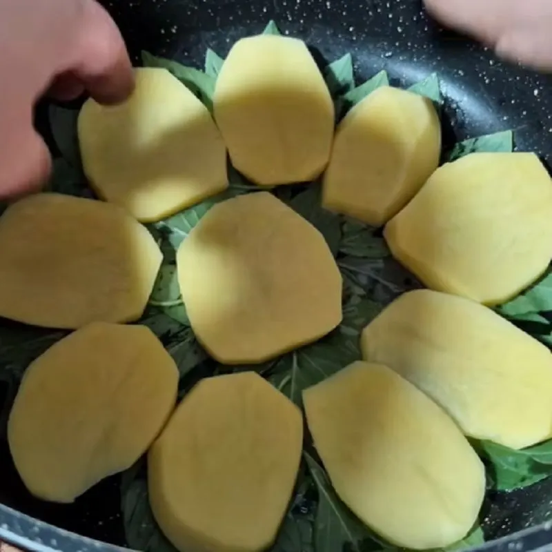 ایجاد سوراخهایی در برنج برای گردش بخار هنگام دم کشیدن