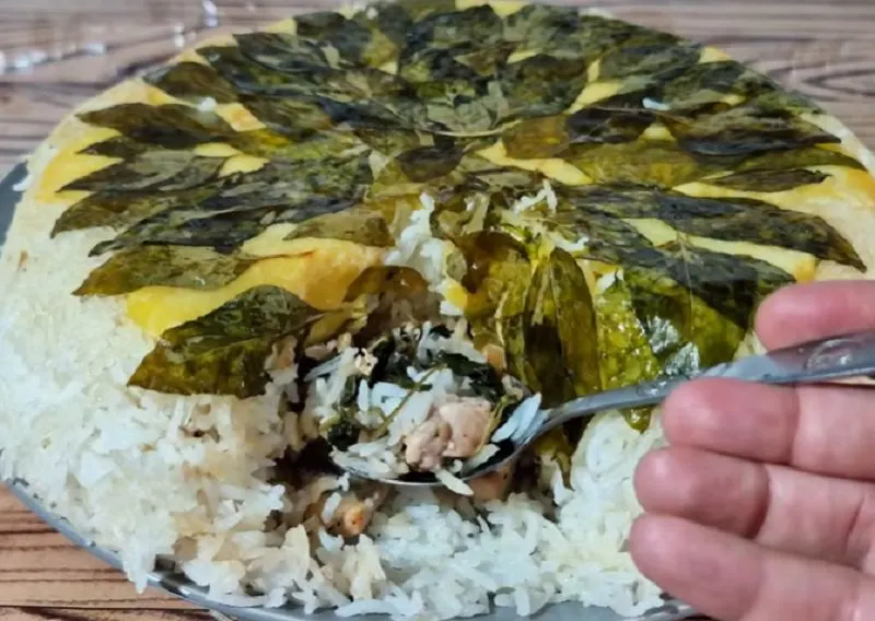 تصویر پلو مرغ و ریحان با ته‌دیگ سیب‌زمینی و برگ ریحان تازه