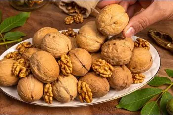 پارچ شیشه‌ای پر از شیر گردوی خانگی سفید رنگ