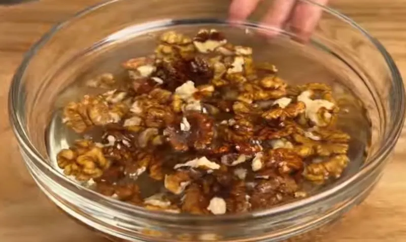 مغز گردوهای تازه و شسته شده در کاسه
