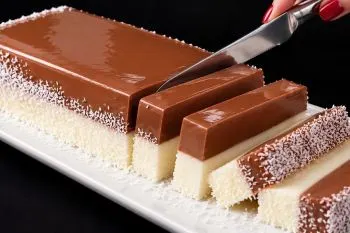 دسر یخچالی دورنگ؛ دسر قالبی یخچالی دو رنگ با لایههای شکلاتی و شیری