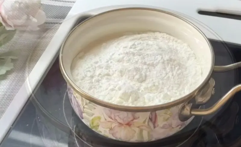 دسر یخچالی دورنگ تزیین شده با پودر نارگیل خشک