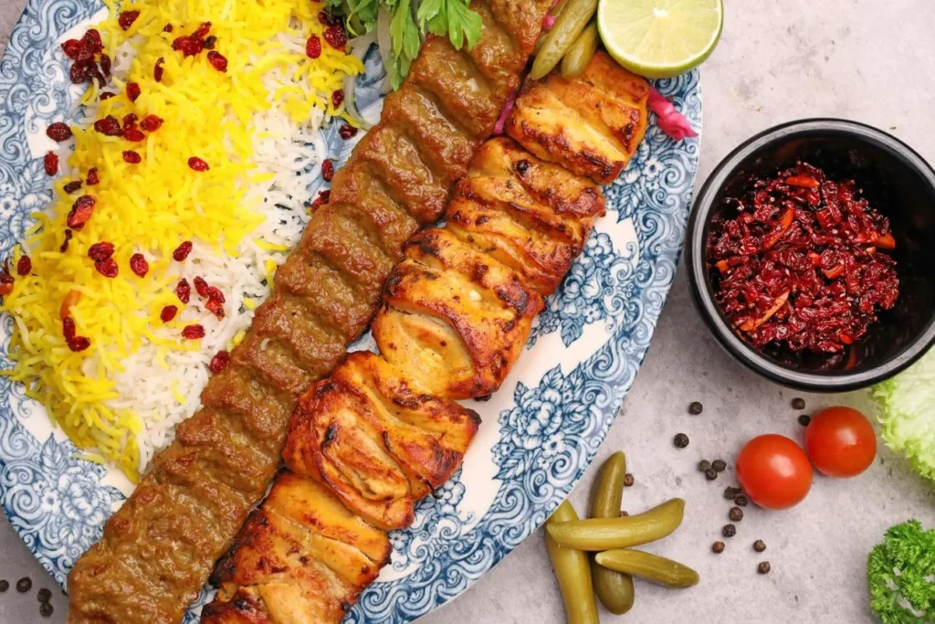 تصویر مرتبط با طرز تهیه کباب تسبیحی مهرهای؛ کباب دو رنگ و مجلسی با طعمی بینظیر