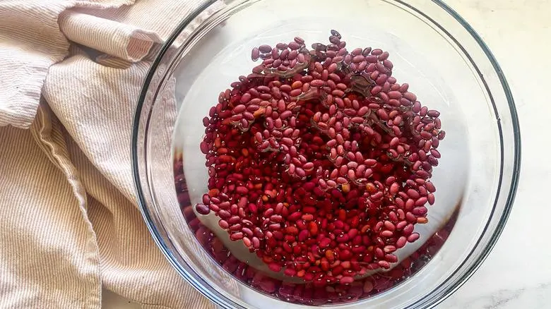 تصویر مرتبط با طرز تهیه پلو با لوبیا قرمز؛ غذای سنتی خوشطعم و معطر ایرانی