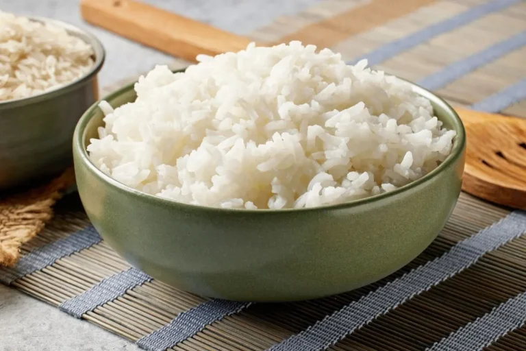 می‌توان برنج پخته را گرم؛ برنج پخته شده در ظرف مناسب برای نگهداری و گ