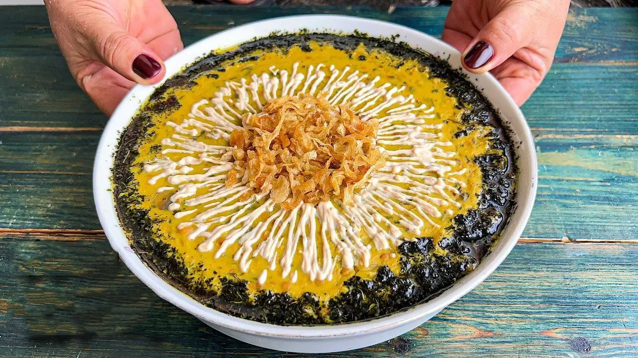 تصویر آش بادمجان سنتی بروجرد با کشک و نعنا داغ