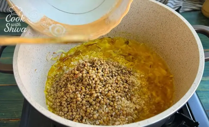 مواد اولیه آش بادمجان شامل بادمجان، کشک و حبوبات