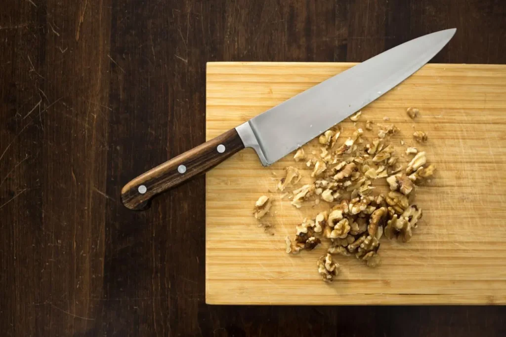 خرد کردن گردو با چاقو