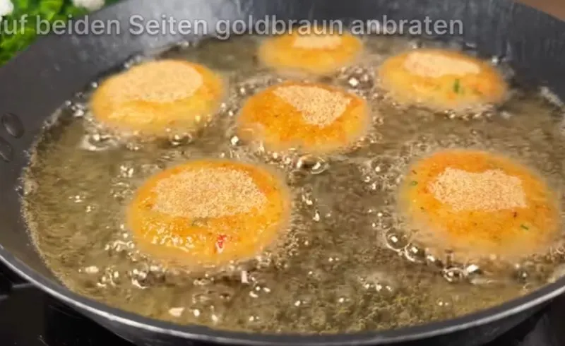 تصویر مرتبط با طرز تهیه کوکوی اقتصادی با سیب زمینی و تخم مرغ به روش ساده و خوشمزه