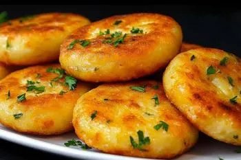 کوکوی اقتصادی با سیب زمینی و تخم مرغ در حال سرو