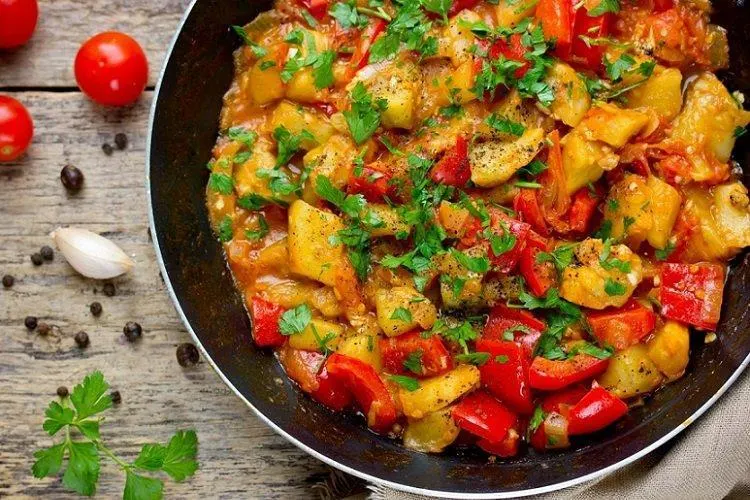 تصویر مرتبط با طرز تهیه خوراک سیب زمینی و گوجه فرنگی خوشمزه و اقتصادی برای ۴ نفر