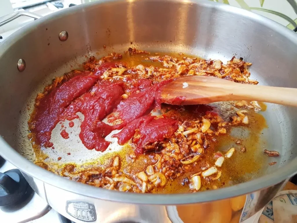 تصویر مرتبط با طرز تهیه خوراک سیب زمینی و گوجه فرنگی خوشمزه و اقتصادی برای ۴ نفر